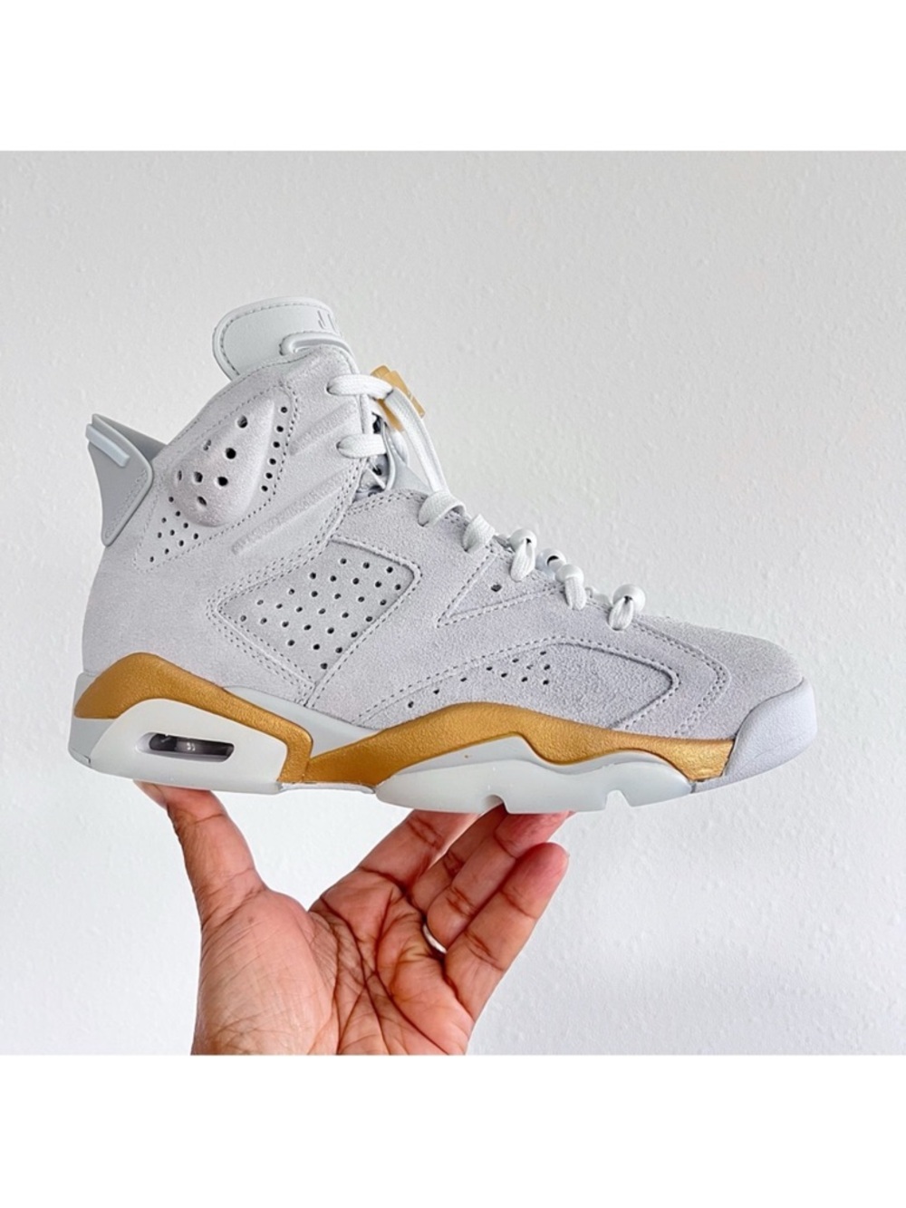 Jordan Men's White and Gold Sneakers